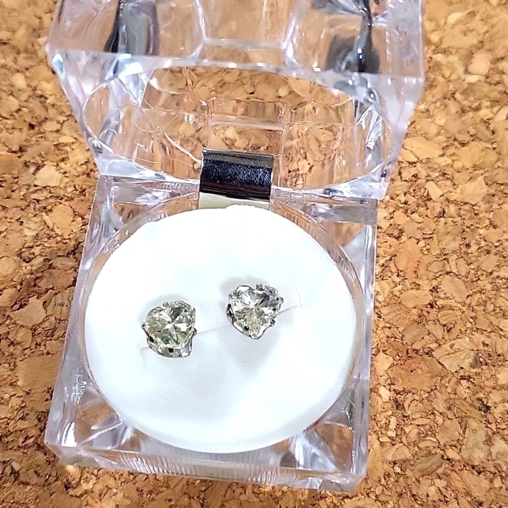 NWT Vintage Diamond Heart Earrings
